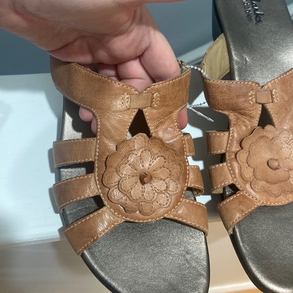 CLARKS Bendables Leather Wedge Sandals tan color Women's Sz 10M adorable flower - Picture 3 of 16
